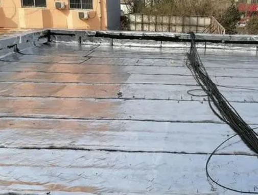 合浦卫生间漏水维修公司分享下合浦屋面楼顶防水刚性防水层施工要点。